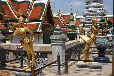 Ces statues habill�es .. Tha�lande - Tourisme - 